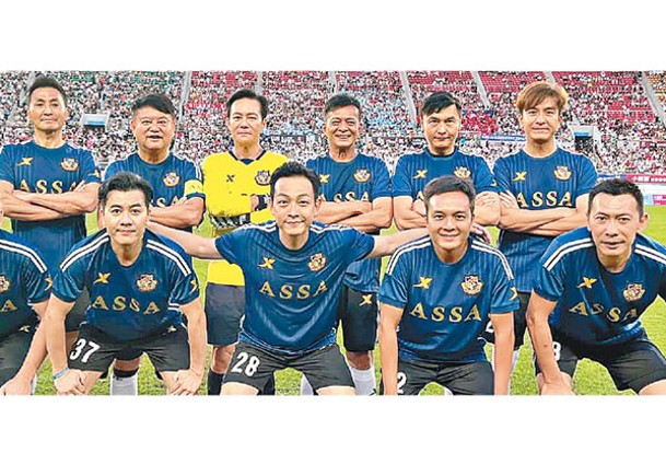 馬國明（後排右一）隨明星足球隊到貴陽踢波。