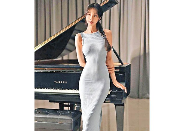 一襲緊身長裙，將李元玲的完美曲線表露無遺。