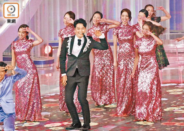 蕭正楠曾在港姐舞台上與佳麗載歌載舞。