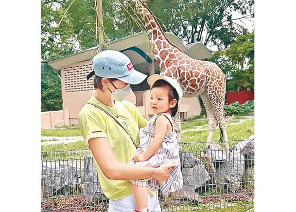 梁諾妍帶女兒到動物園睇長頸鹿，玩得非常開心。