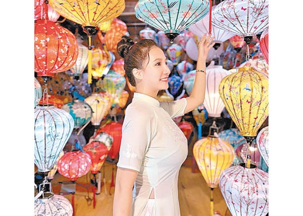林采緹出國旅遊，換上越南傳統服飾打卡。