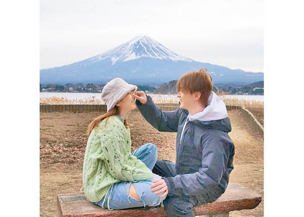 兩人還曾在日本甜蜜放閃，如今物是人非。