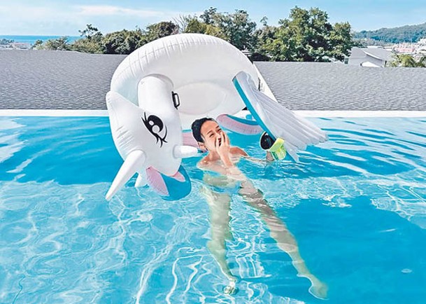黃心穎分享游泳照，相中的「倒轉水泡」成為網民焦點。