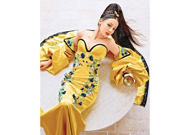 熱巴日前以「登基Look」現身時尚活動，被指向冰冰多年前的黃袍「致敬」。