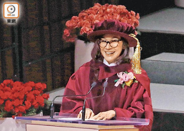 楊紫瓊獲科大頒授榮譽博士學位，現場掌聲雷動。