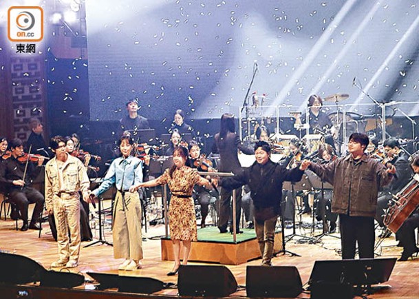 炎明熹（左二）與多位韓國歌手同台獻唱，絕不失禮。
