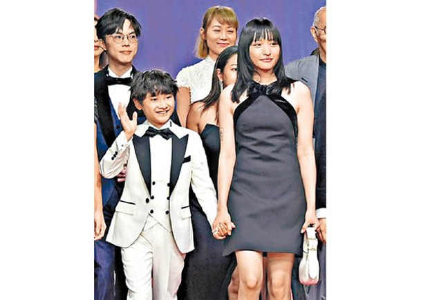 憑《年少日記》角逐「最佳男配角」的黃梓樂，偕女星陳漢娜亮相。
