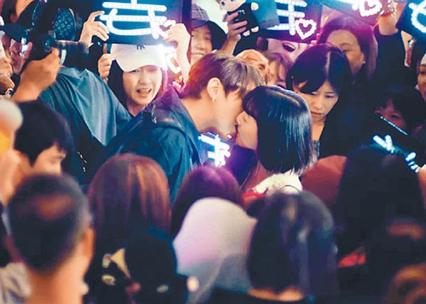姜濤與林思廷攬住瞓兼在「姜糖」面前激吻，被指對Fans「公開處刑」。