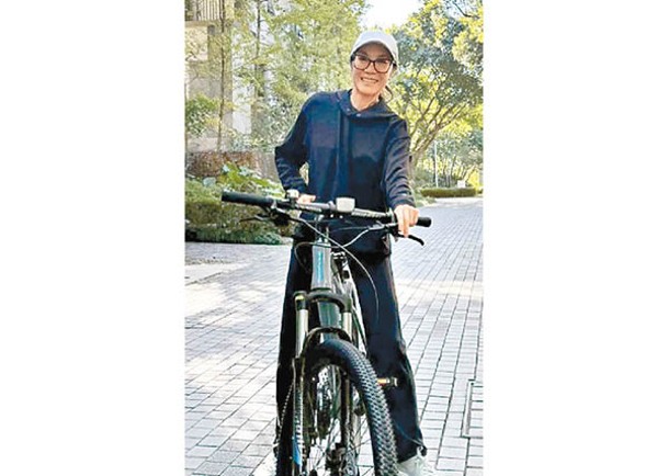 楊紫瓊上月底身在桂林享受踩單車樂趣。