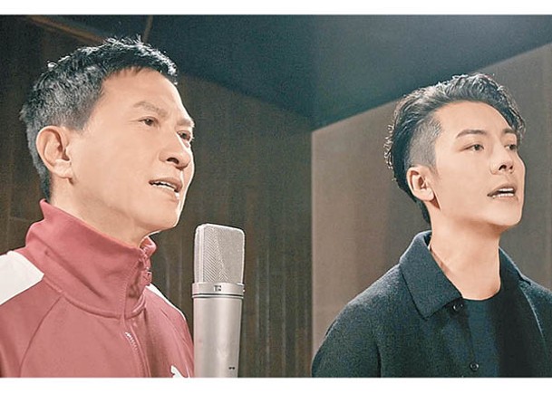 張家輝（左）與陳偉霆在錄音室落力合唱。