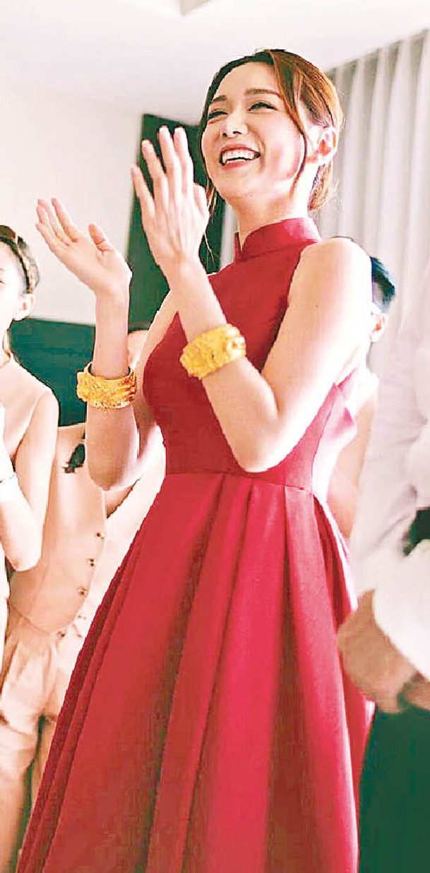 湯洛雯以紅裙代替裙褂。