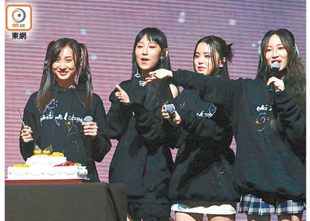 演唱會期間，Yumi（左）獲慶祝生日。