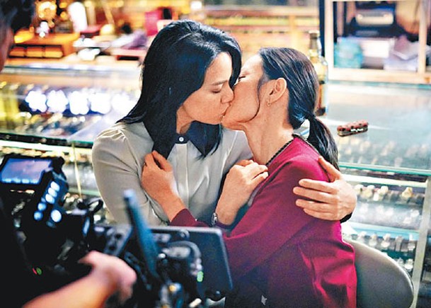 韋羅莎和簡慕華情深一吻，可惜未獲導演採用。