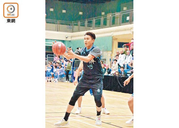 洪永城自言是資深籃球員，上場大顯身手。
