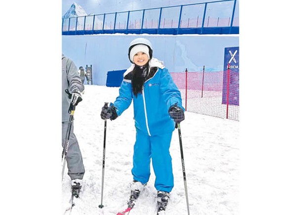 郭柏妍滑雪前仍非常精靈，最後撻到攤攤腰。