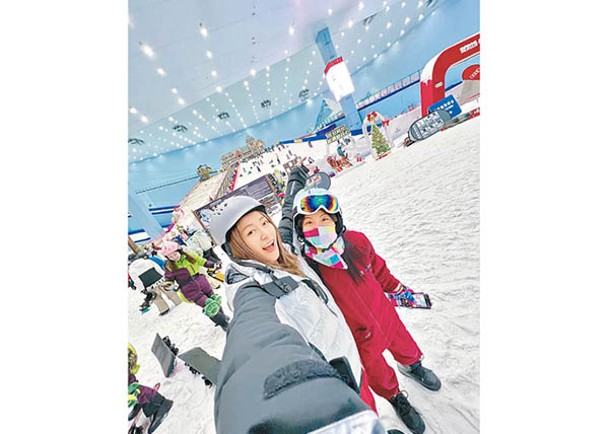 陳善渝與友人到滑雪場玩。