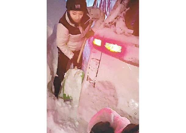 3位靚女冒寒落車剷雪，辛苦了成粒鐘才甩身。