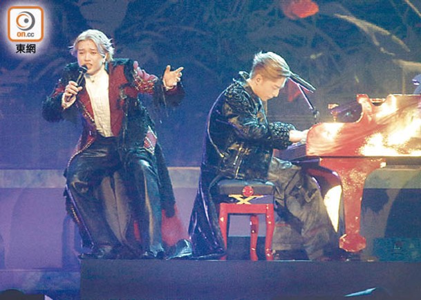 Jer（左）獻唱、Edan彈琴，相當合拍。