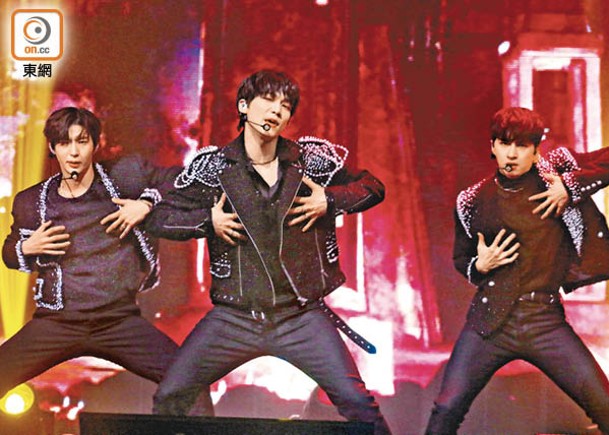 Leo（左起）、Hyuk與Ken在台上勁歌熱舞，感染力十足。