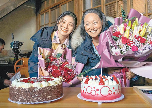 劉浩存為「嫲嫲」惠英紅準備鮮花及蛋糕慶生。