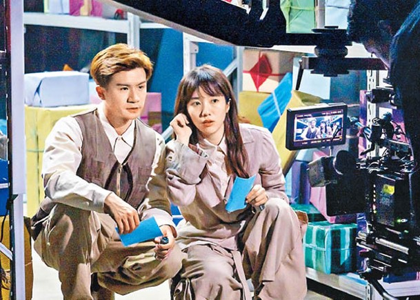 釗峰與Alma在布置精美的「愛情遺憾倉庫」拍攝。