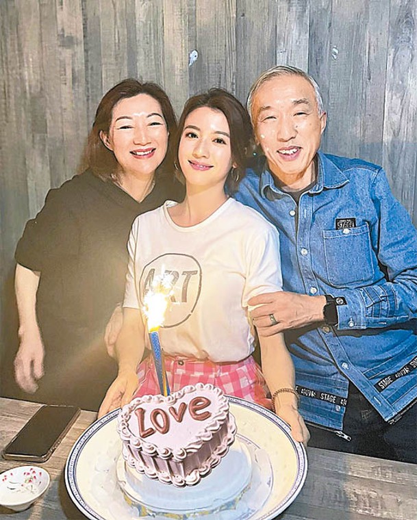 蔡思貝與父母慶祝，並分享生日願望。
