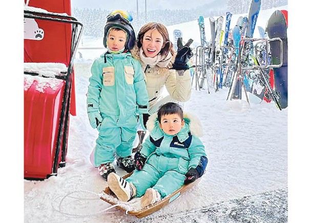 倪晨曦舉家到滑雪場嬉戲，但兩個仔似乎唔多Happy。