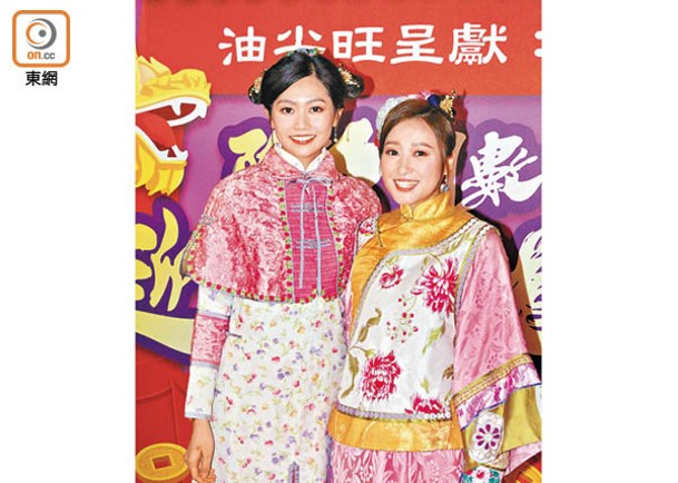 郭柏妍（左）與黃美棋穿上古裝扮「格格」，相當青春可人。