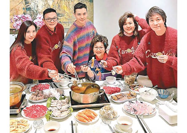 陳偉霆與家人歡度新歲。