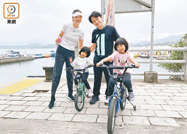 王祖藍與李亞男抽空陪女兒踩單車，享受親子樂。