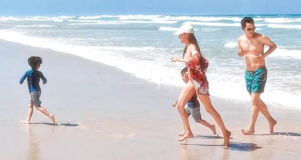 陳凱琳與鄭嘉穎帶囝囝遊埠，在海灘「放電」。