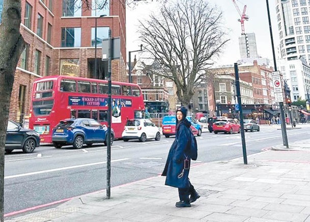 郭雪芙分享在英國街頭閒逛的照片。