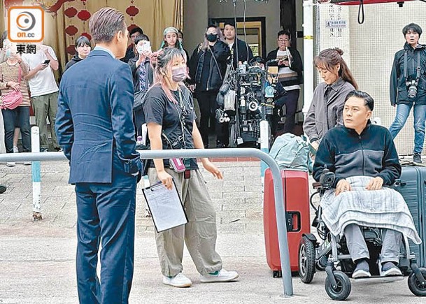 馬國明Chok住同輪椅上的曹永廉鬥戲。
