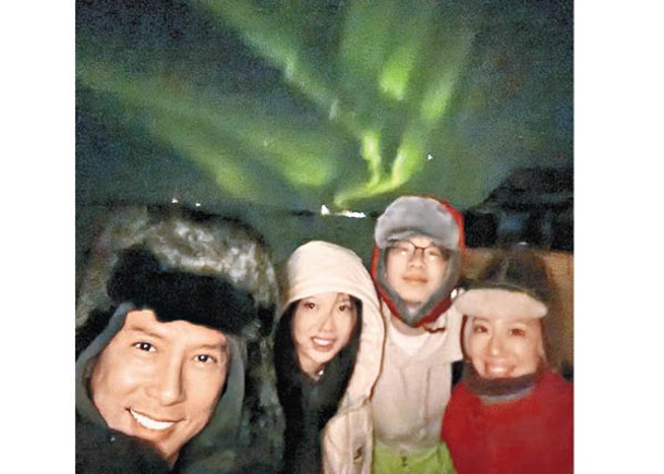 子丹偕家人去冰島欣賞北極光。