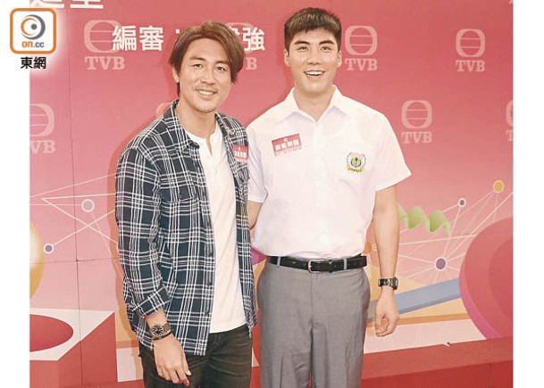 譚俊彥（左）與飾演其年輕版的演員廖家爵合照。