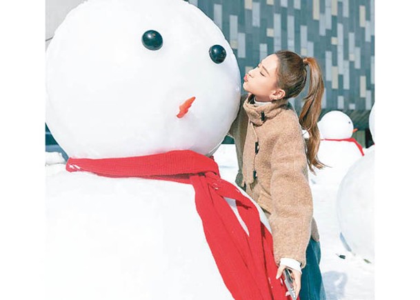 何超蓮到雪地旅遊，繼續感受冬日浪漫。