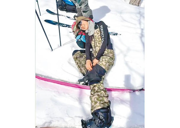 王敏奕作為滑雪新手亦表現出色，玩到放晒電。