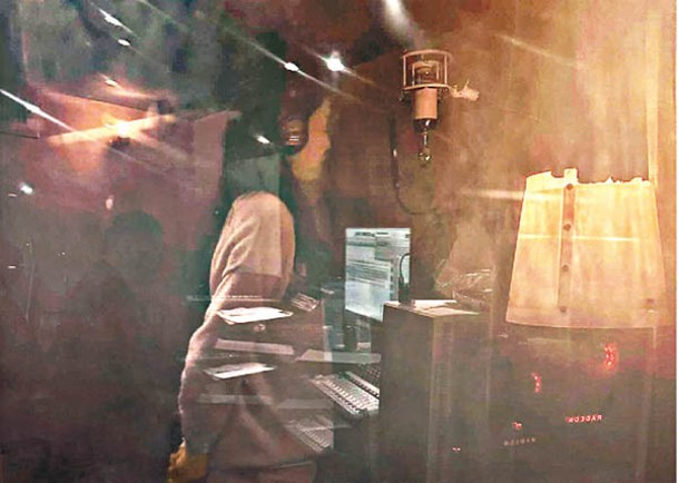 神隱多時的范范晒出在錄音室的照片。