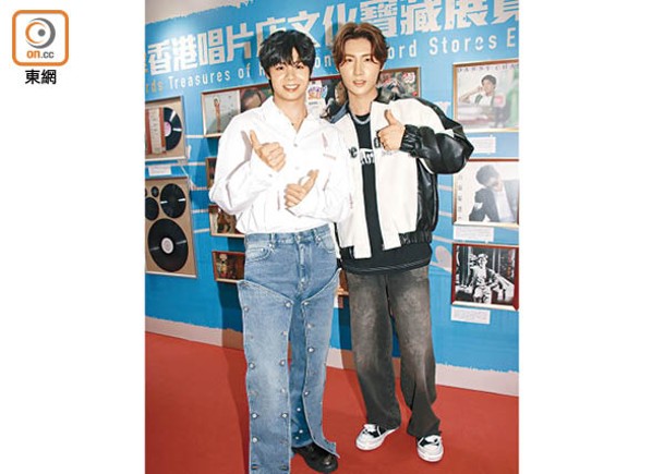 冼靖峰（左）與黃奕斌留港上歌唱及跳舞班。