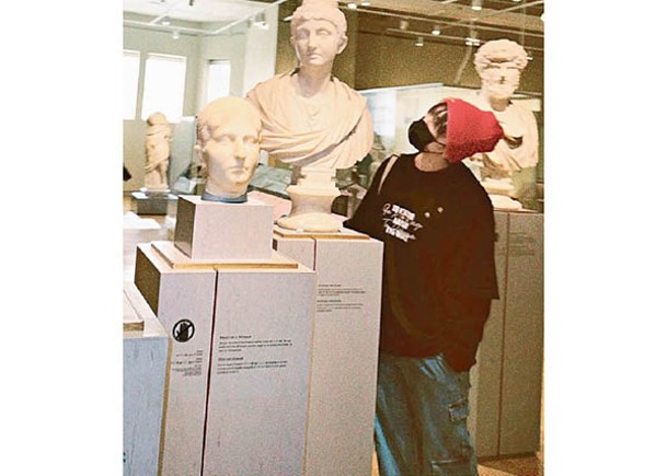 姜濤包到冚參觀博物館，「姜糖」打氣讚他真的瘦了。
