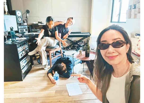 吳雨霏身處錄音室，網民猜測她將推出新歌。