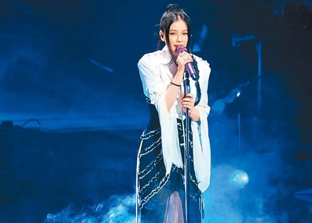 徐若瑄以型格造型登場，大唱經典金曲。