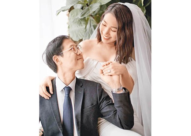 姜麗文與老公簽字後等足4年終於舉行婚禮。