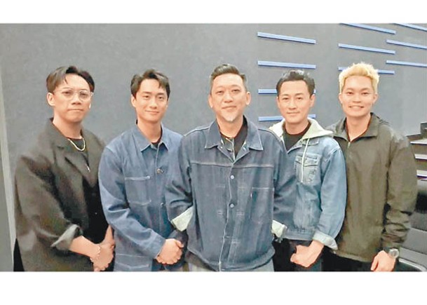 胡子彤（右起）、林峯、導演鄭保瑞、劉俊謙及張文傑拍攝片段答謝觀眾支持。