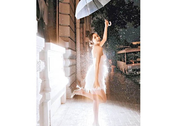 曾淑雅不怕濕身，雨中晒腿留影。