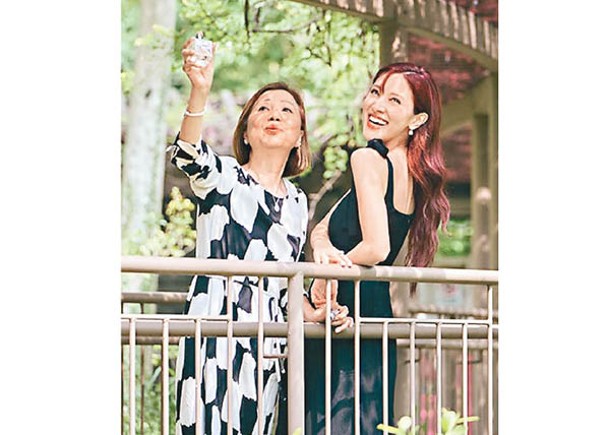 陳凱琳和媽媽黑白相襯，猶如姊妹裝。