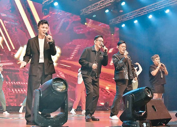 莫家淦（左起）、吳啟華與張兆輝大唱Hit歌。