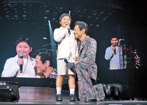 杜德偉趁父親忌辰安排兒子上台，三代隔空合唱。