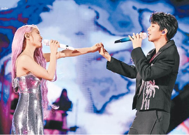 蔡依林與王俊凱在台上牽手合唱，場館霎時間變成浪漫的拍拖勝地。