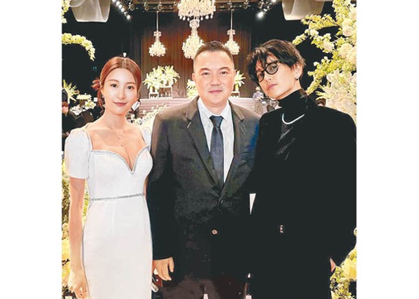 薇薇激罕公開與老公的合照，旁邊還有男神佐藤健（右）。